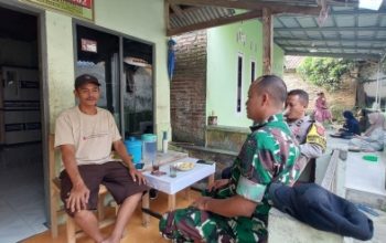Babinsa Koramil 2306/Mancak Intensifkan Komsos, Dorong Gotong Royong dan Perkuat Siskamling di Wilayah Binaan