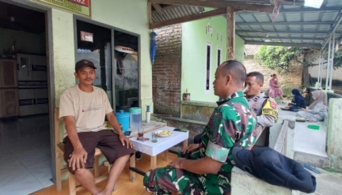Babinsa Koramil 2306/Mancak Intensifkan Komsos, Dorong Gotong Royong dan Perkuat Siskamling di Wilayah Binaan