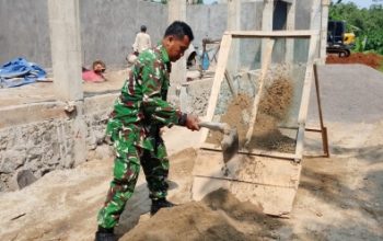 Babinsa Koramil 2305/Cinangka Gelar Karya Bakti, Bantu Pembangunan Rumah Warga dan Pengecoran Gorong-Gorong