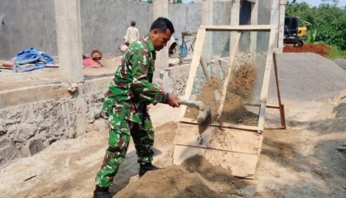 Babinsa Koramil 2305/Cinangka Gelar Karya Bakti, Bantu Pembangunan Rumah Warga dan Pengecoran Gorong-Gorong