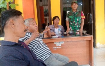 Babinsa Koramil 2303/Pulomerak Intensifkan Komsos, Bahas Kamtibmas dan Pembinaan Karang Taruna