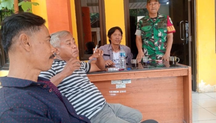 Babinsa Koramil 2303/Pulomerak Intensifkan Komsos, Bahas Kamtibmas dan Pembinaan Karang Taruna