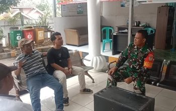 Babinsa Koramil 2307/Ciwandan Perkuat Komsos, Dorong Siskamling dan Persiapan HUT Kemerdekaan RI