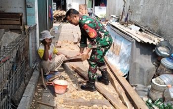 Babinsa Koramil 2303/Pulomerak Perkuat Kebersamaan Lewat Karya Bhakti Bersama Warga di Purwakarta dan Pulomerak