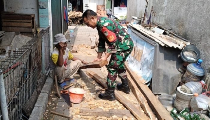 Babinsa Koramil 2303/Pulomerak Perkuat Kebersamaan Lewat Karya Bhakti Bersama Warga di Purwakarta dan Pulomerak