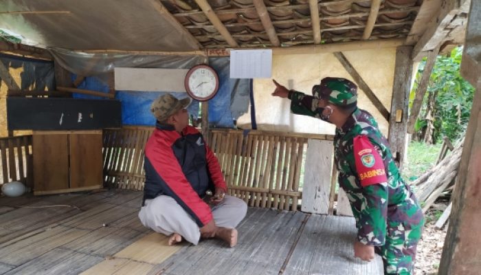 Babinsa Koramil 2306/Mancak Perkuat Sistem Keamanan Lingkungan Melalui Pendataan Pos Kamling