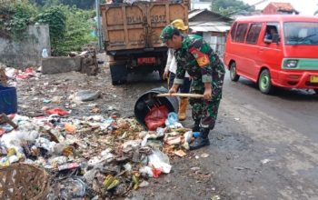 Babinsa Koramil 2303/Pulomerak Tingkatkan Kepedulian Lingkungan dan Fasilitas Warga Lewat Karya Bhakti
