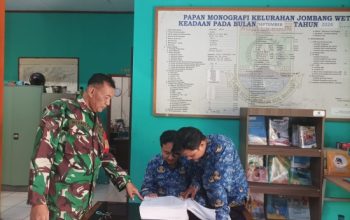 Babinsa Koramil 2306/Mancak Bersama Warga Gotong Royong Bantu Pembangunan dan Renovasi Rumah
