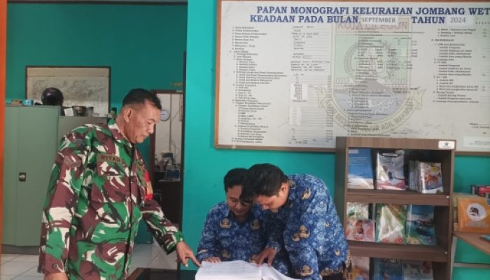 Babinsa Koramil 2306/Mancak Bersama Warga Gotong Royong Bantu Pembangunan dan Renovasi Rumah
