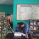 Babinsa Koramil 2306/Mancak Bersama Warga Gotong Royong Bantu Pembangunan dan Renovasi Rumah