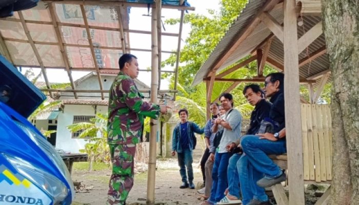 Babinsa Koramil 2305/Cinangka Perkuat Keamanan Lingkungan dan Edukasi Bahaya Narkoba Lewat Komsos