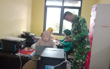 Babinsa Koramil 2302/Bojonegara Tingkatkan Kepedulian Masyarakat Melalui Fogging dan Pendataan Kelahiran
