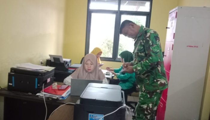 Babinsa Koramil 2302/Bojonegara Tingkatkan Kepedulian Masyarakat Melalui Fogging dan Pendataan Kelahiran