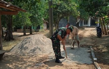 Babinsa Koramil 2307/Ciwandan Bersama Warga Perkuat Semangat Gotong Royong Bangun Infrastruktur dan Rehabilitasi Rumah
