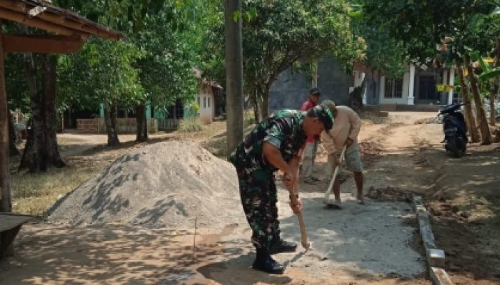 Babinsa Koramil 2307/Ciwandan Bersama Warga Perkuat Semangat Gotong Royong Bangun Infrastruktur dan Rehabilitasi Rumah