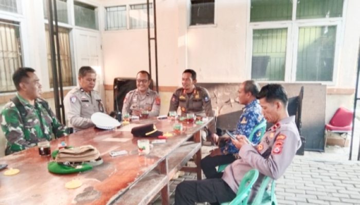 Babinsa Koramil 2304/Anyar Tingkatkan Kamtibmas Melalui Komsos Bersama Aparatur dan Warga