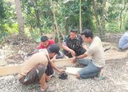 Babinsa Koramil 2306/Mancak Bersama Warga Gelar Karya Bakti, Percepat Pembangunan dan Kebersihan Lingkungan