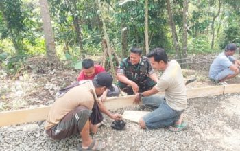 Babinsa Koramil 2306/Mancak Bersama Warga Gelar Karya Bakti, Percepat Pembangunan dan Kebersihan Lingkungan