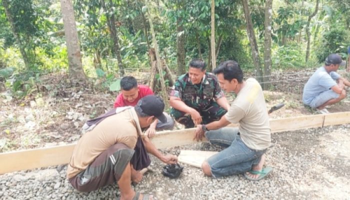 Babinsa Koramil 2306/Mancak Bersama Warga Gelar Karya Bakti, Percepat Pembangunan dan Kebersihan Lingkungan