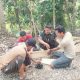 Babinsa Koramil 2306/Mancak Bersama Warga Gelar Karya Bakti, Percepat Pembangunan dan Kebersihan Lingkungan