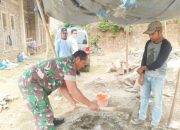 Babinsa Koramil 2307/Ciwandan Bersama Warga Gotong Royong Bangun Jalan dan Rumah di Cilegon