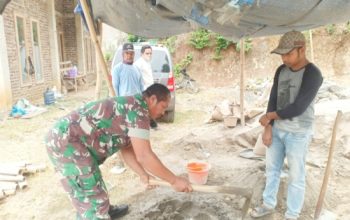 Babinsa Koramil 2307/Ciwandan Bersama Warga Gotong Royong Bangun Jalan dan Rumah di Cilegon