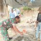 Babinsa Koramil 2307/Ciwandan Bersama Warga Gotong Royong Bangun Jalan dan Rumah di Cilegon