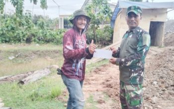 Babinsa Koramil 2304/Anyar Gotong Royong Bantu Pembangunan Rumah dan Irigasi di Wilayah Binaan