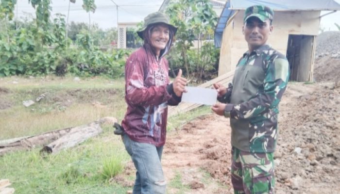 Babinsa Koramil 2304/Anyar Gotong Royong Bantu Pembangunan Rumah dan Irigasi di Wilayah Binaan