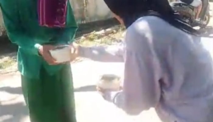 Jumat Berkah Hj. Fadilah Fahriana Hadir di Moncongkomba, Warga Pattiro Antusias Terima Paket Makanan