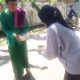 Jumat Berkah Hj. Fadilah Fahriana Hadir di Moncongkomba, Warga Pattiro Antusias Terima Paket Makanan