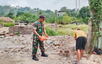 Babinsa Koramil 2303/Pulomerak Bersama Warga Laksanakan Karya Bakti Pembangunan Masjid dan Pemagaran Makam