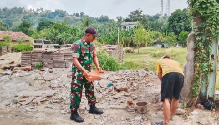 Babinsa Koramil 2303/Pulomerak Bersama Warga Laksanakan Karya Bakti Pembangunan Masjid dan Pemagaran Makam