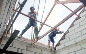 Babinsa Koramil 2302/Bojonegara Gencarkan Karya Bakti, Bantu Bersihkan Lingkungan dan Pembangunan Rumah Warga