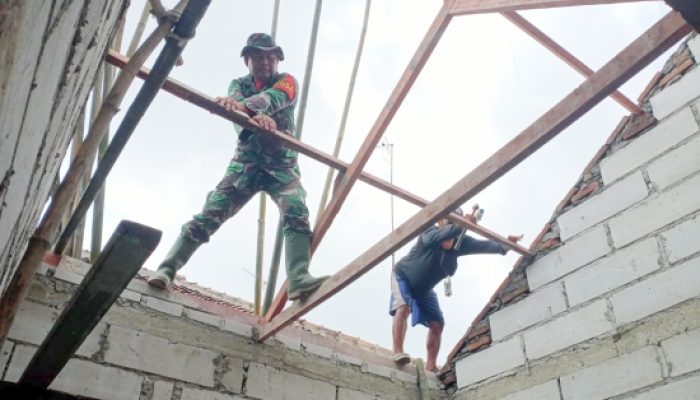 Babinsa Koramil 2302/Bojonegara Gencarkan Karya Bakti, Bantu Bersihkan Lingkungan dan Pembangunan Rumah Warga
