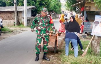 Babinsa Koramil 2307/Ciwandan Bersama Warga Gelar Karya Bakti, Bangun Rumah dan Bersihkan Lingkungan