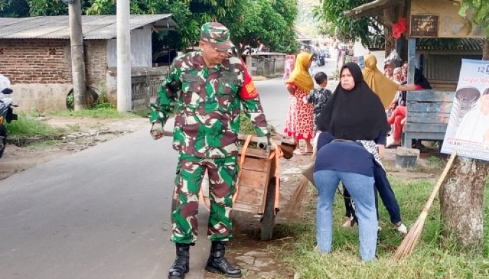 Babinsa Koramil 2307/Ciwandan Bersama Warga Gelar Karya Bakti, Bangun Rumah dan Bersihkan Lingkungan