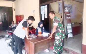 Babinsa Koramil 2305/Cinangka Laksanakan Pul Data Ter, Pantau Data KK dan Harga Sembako di Wilayah Binaan