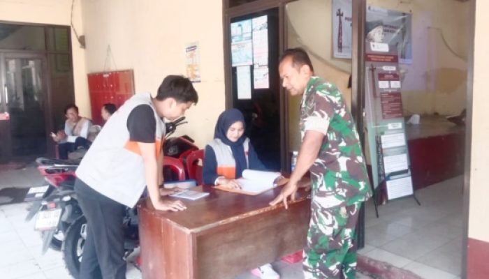 Babinsa Koramil 2305/Cinangka Laksanakan Pul Data Ter, Pantau Data KK dan Harga Sembako di Wilayah Binaan