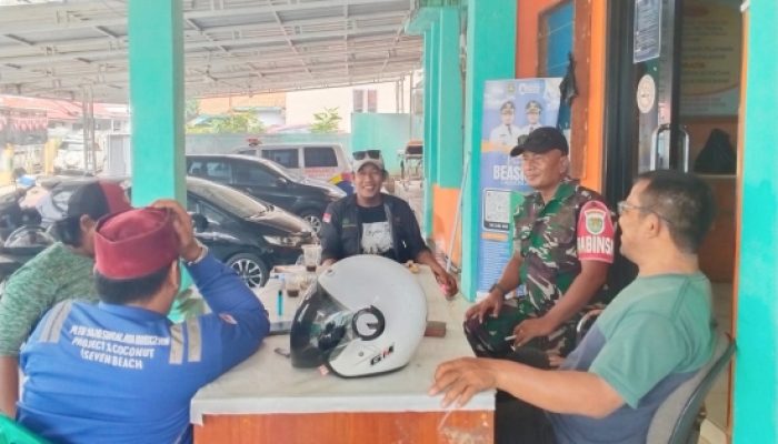 Babinsa Koramil 2303/Pulomerak Perkuat Kebersamaan Lewat Komsos, Bahas Gotong Royong dan Peluang Kerja Warga