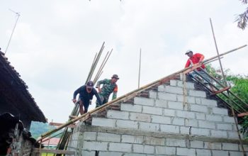 Babinsa Koramil 2302/Bojonegara Gotong Royong Bantu Pembangunan Rumah Warga, Wujud Kepedulian TNI kepada Masyarakat