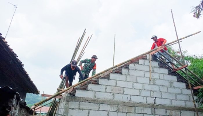 Babinsa Koramil 2302/Bojonegara Gotong Royong Bantu Pembangunan Rumah Warga, Wujud Kepedulian TNI kepada Masyarakat