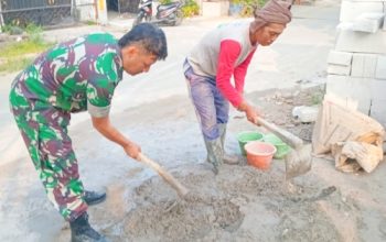 Babinsa Koramil 2305/Cinangka Gotong Royong Bantu Pemasangan Pondasi Rumah Warga