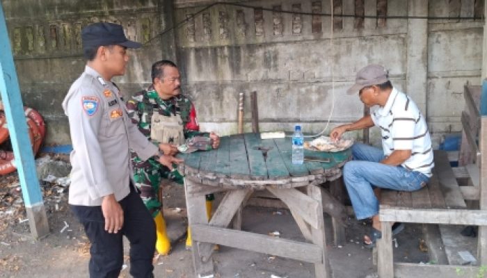 Babinsa Koramil 2302/Bojonegara Perkuat Keamanan dan Semangat Gotong Royong Lewat Komsos