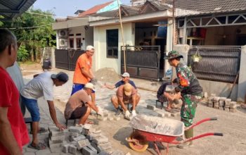 Babinsa Koramil 2301/Cilegon Bersama Warga Gotong Royong Benahi Drainase dan Lingkungan Permukiman