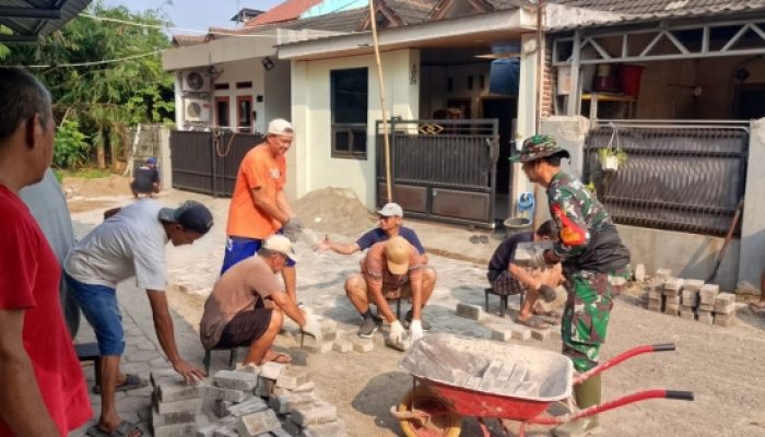 Babinsa Koramil 2301/Cilegon Bersama Warga Gotong Royong Benahi Drainase dan Lingkungan Permukiman