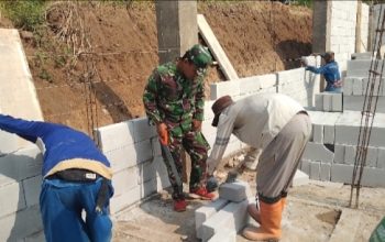 Babinsa Koramil 2304/Anyar Gelar Karya Bhakti di Bunihara dan Cikoneng, Dukung Peningkatan Infrastruktur Warga