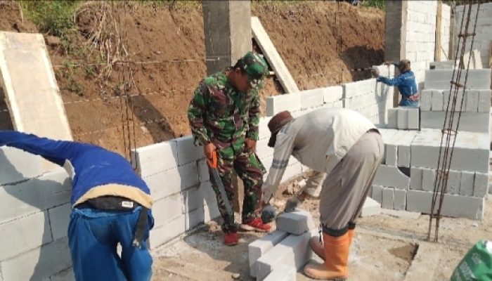 Babinsa Koramil 2304/Anyar Gelar Karya Bhakti di Bunihara dan Cikoneng, Dukung Peningkatan Infrastruktur Warga