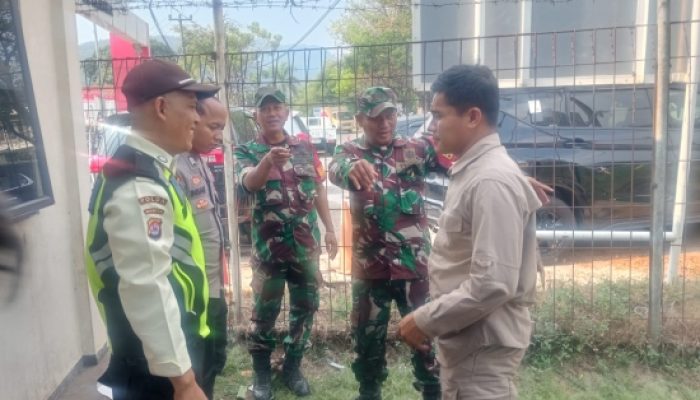 Babinsa Koramil 2303/Pulomerak Perkuat Sinergi dengan Security dan Masyarakat Demi Jaga Kondusivitas Wilayah
