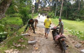 Babinsa Koramil 2305/Cinangka Gotong Royong Bantu Warga Bangun Rumah Melalui Karya Bhakti